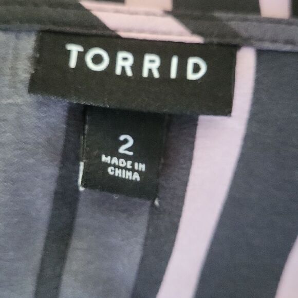 Torrid Striped Tie Front Blouse - Picture 5 of 7